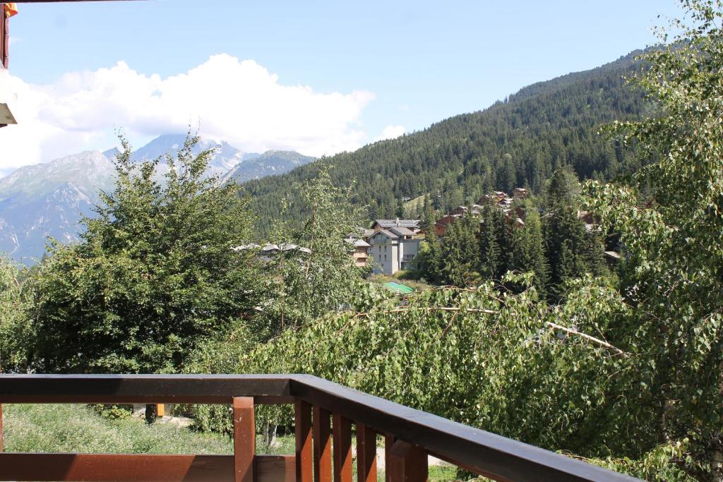 a balcony with a view of a mountain at Résidence Atrey Clés Blanches in La Tania