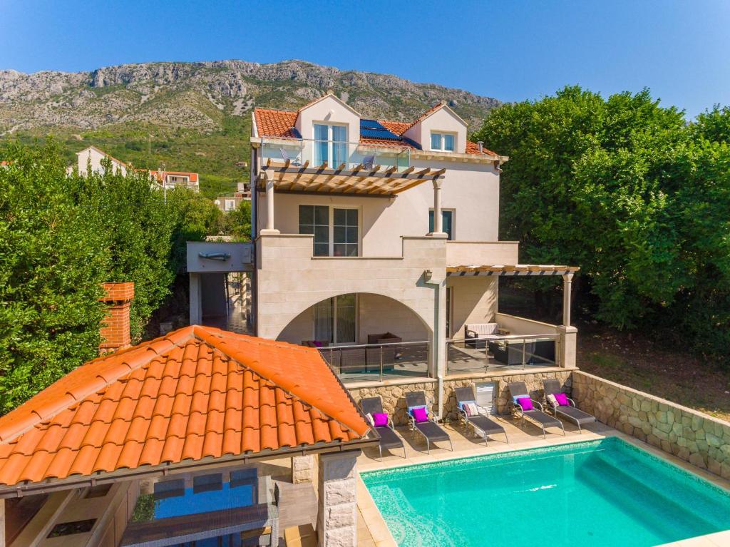 een luchtzicht op een huis met een zwembad bij Villa Hedera X in Mokošica
