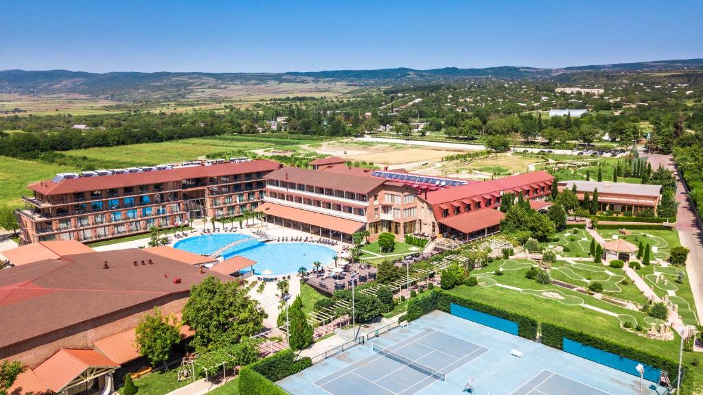 Bazén v ubytování Ambassadori Kachreti Golf Resort nebo v jeho okolí