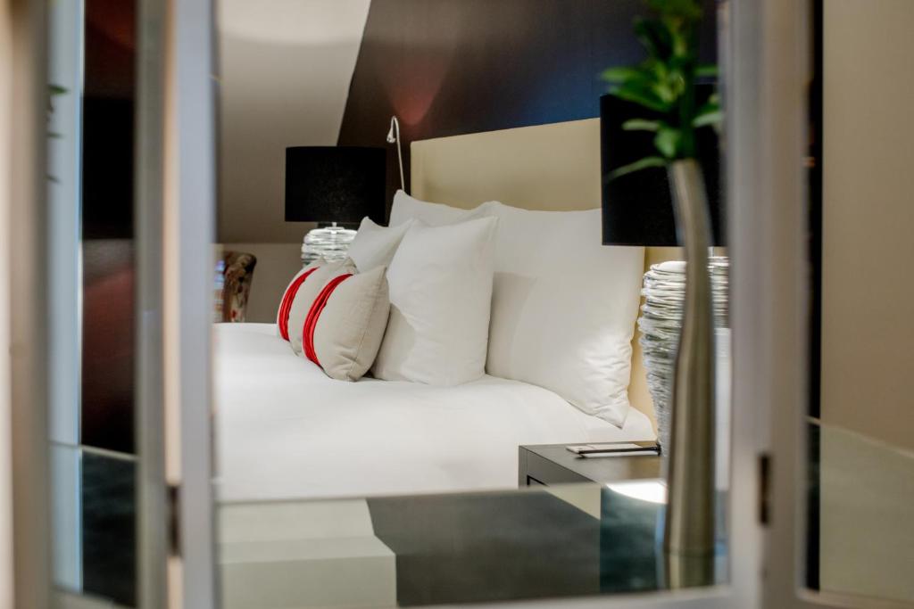 Postel nebo postele na pokoji v ubytování Hotel Schweizerhof Bern & Spa
