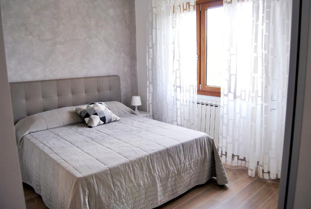 A bed or beds in a room at RomAmourHouse