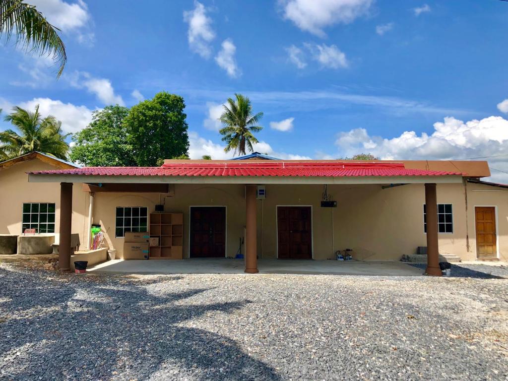 een klein huis met een rood dak op een straat bij Padang Besar Twin Homestay in Padang Besar