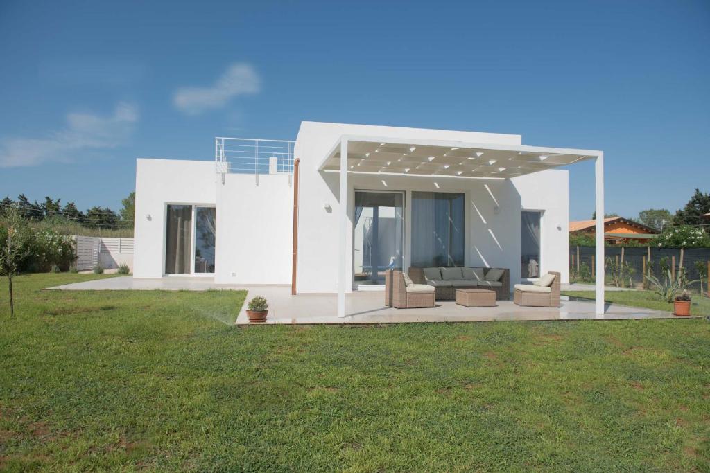 メンフィにあるVilla Ammariの芝生の白い家