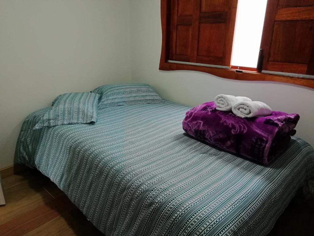 a bed with two towels sitting on top of it at Elizabetha Hostal in Salento
