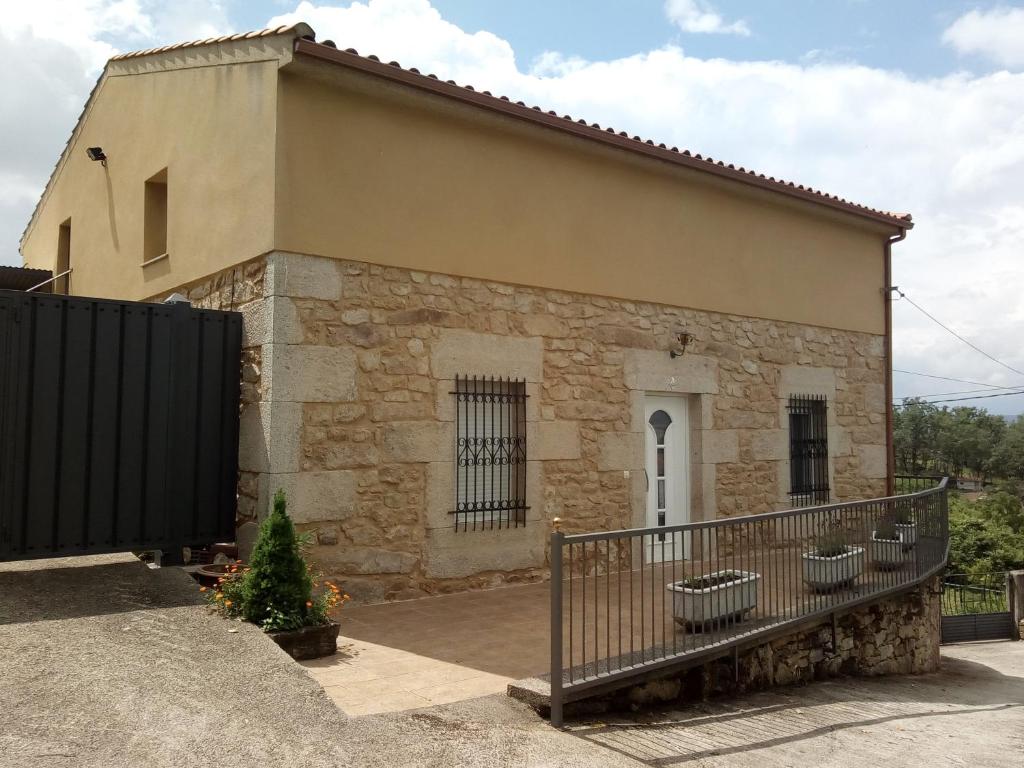アルデアダビラ・デ・ラ・リベラにあるCasa Rural Mimbreroの門前の家