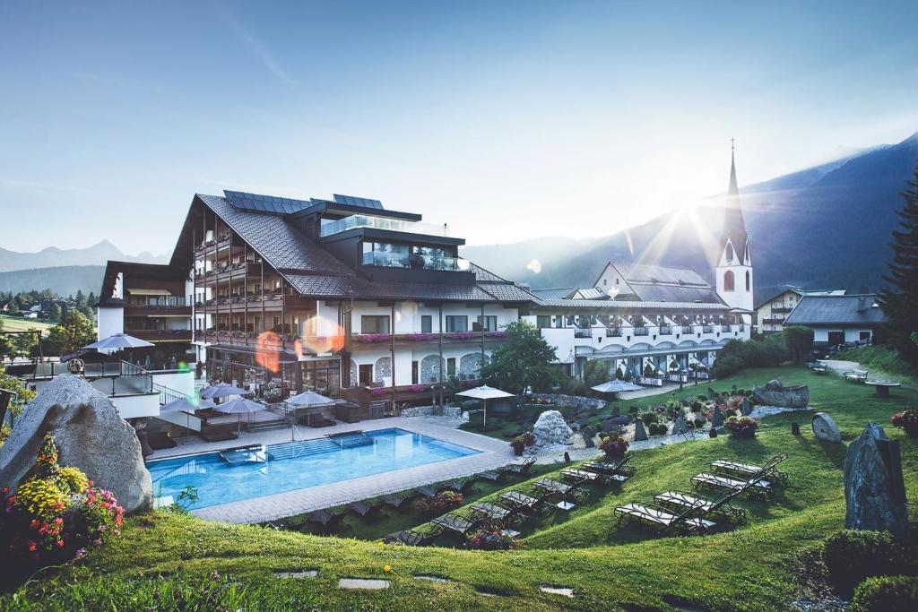 un hotel con piscina e un edificio di Hotel Klosterbräu a Seefeld in Tirol