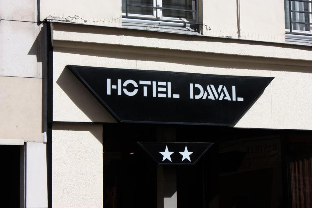 un panneau sur le côté d'un bâtiment dans l'établissement Hotel Daval, à Paris