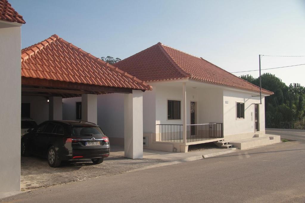 a car parked in front of a house at Vivenda Maria da Nazaré in Picamilho