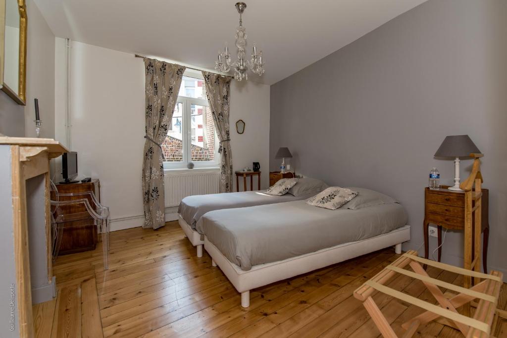 - une chambre blanche avec un lit et une fenêtre dans l'établissement Chambre d'Hôtes Les Clés des Places, à Arras