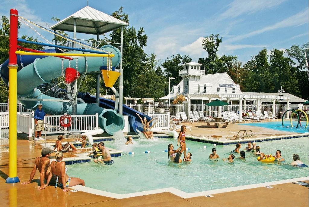 eine Gruppe von Personen in einem Pool in einem Wasserpark in der Unterkunft Grey's Point Camp Cottage 7 in Locklies