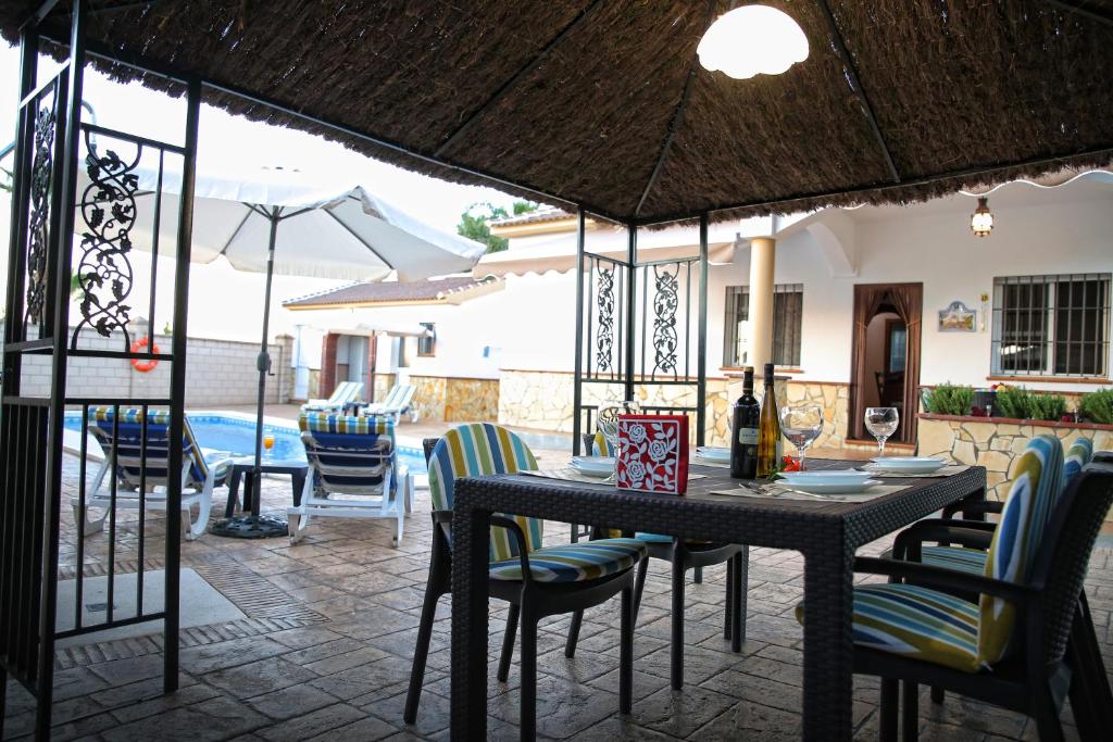Patio alebo iná vonkajšia časť ubytovania Casa Rural Típica Andaluza, WiFi,Piscina, Barbacoa, Aire Acondicionado, 5min Centros
