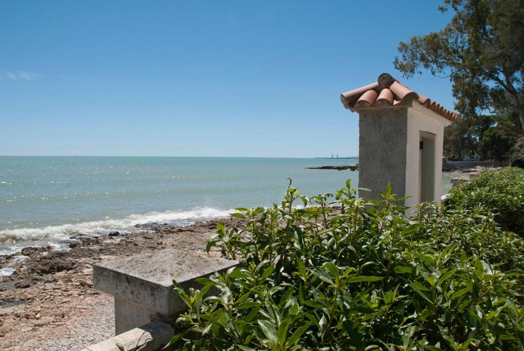 サン・カルラス・デ・ラ・ラーピタにあるSargantana Blavaの海を背景にした海辺の建物