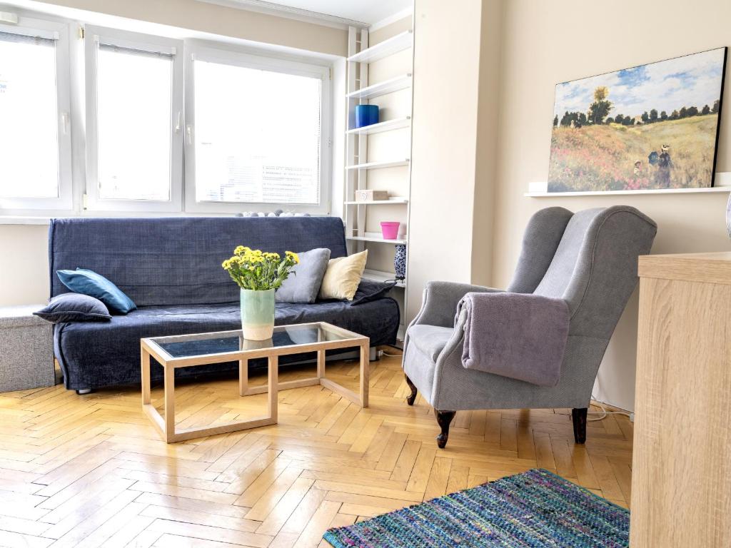 uma sala de estar com um sofá e uma mesa em Apartament Chmielna 35 em Varósvia