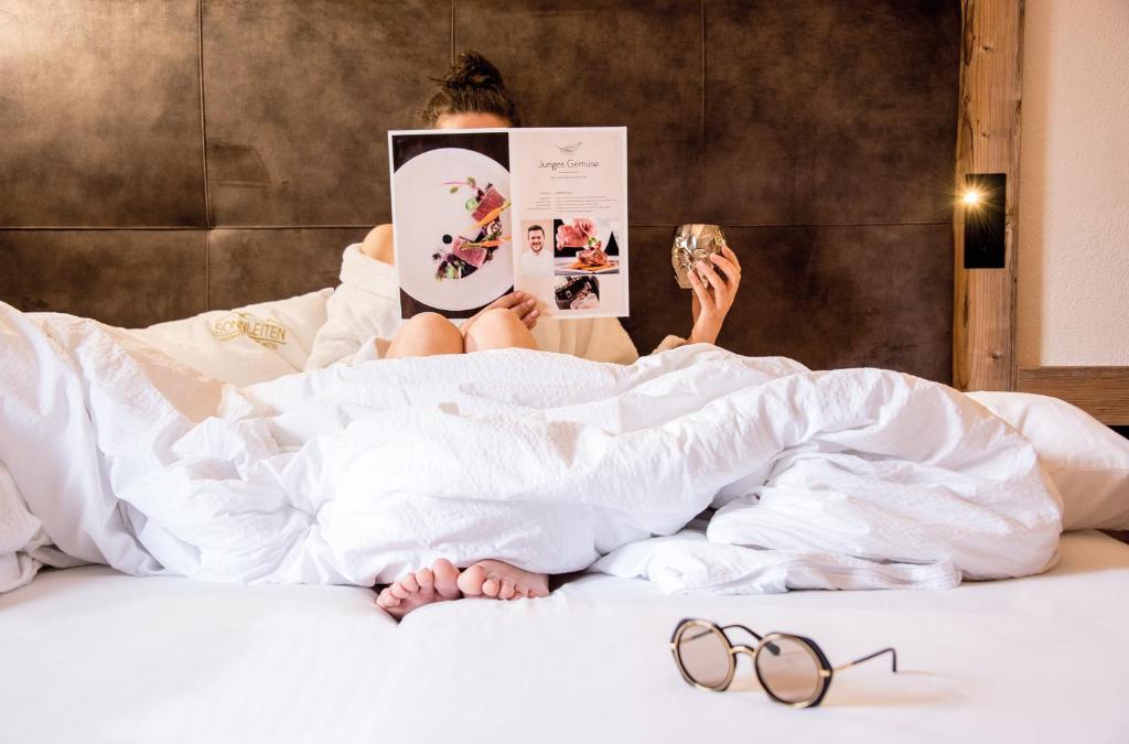 Postel nebo postele na pokoji v ubytování Gourmet AlpinHotel Sonnleiten