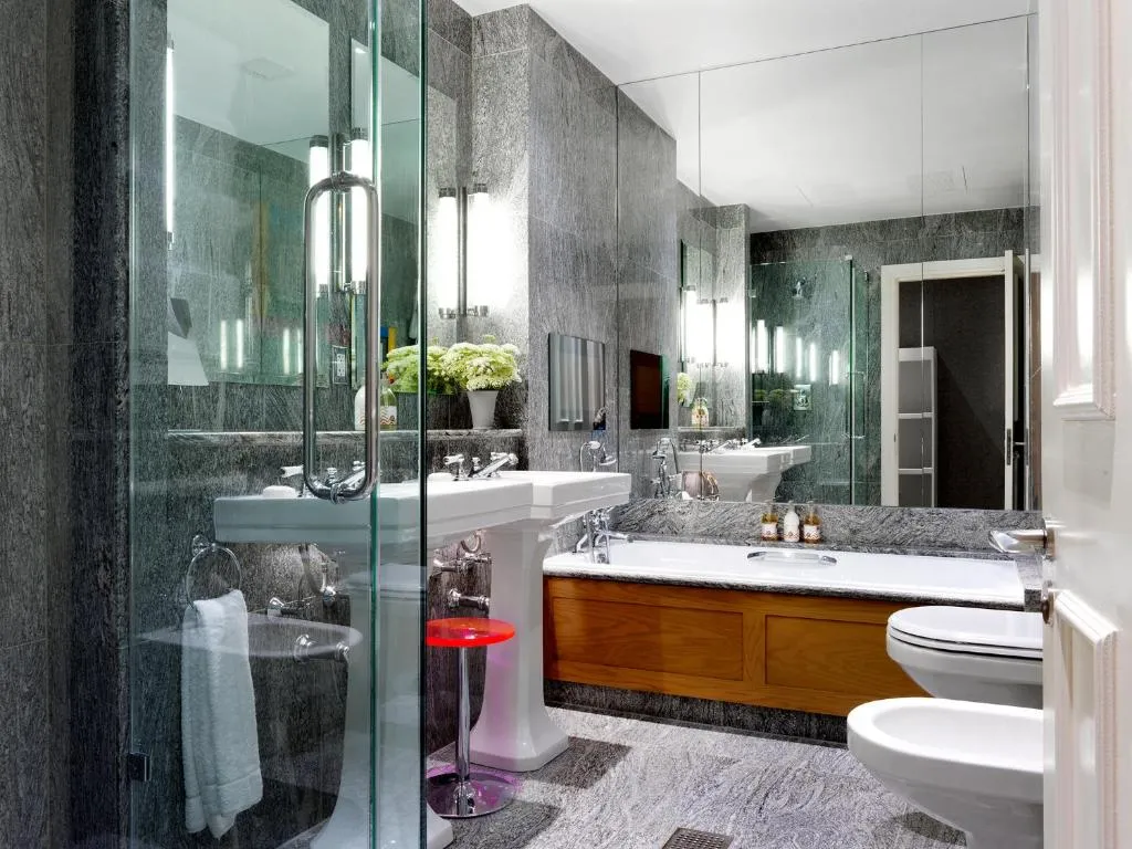 Deluxe One-Bedroom King Suite