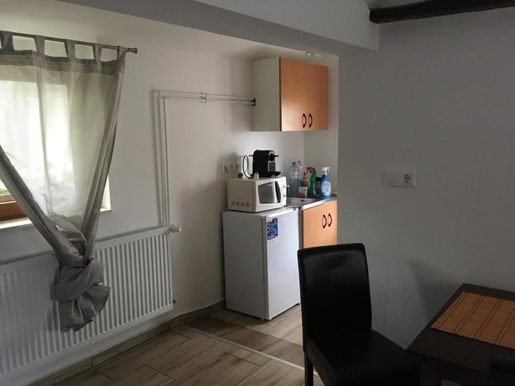 Kuchyňa alebo kuchynka v ubytovaní Balatonkenesei Nádfedeles Lovas Vendégház
