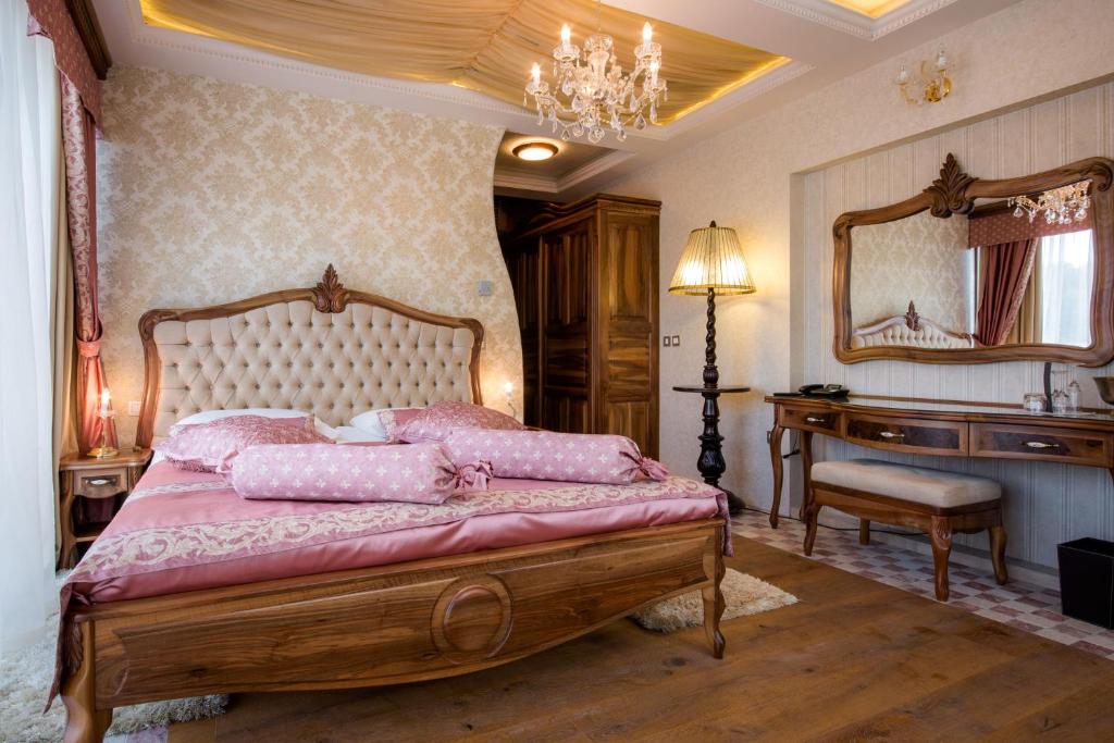 Postel nebo postele na pokoji v ubytování Grand Hotel Donat Superior & Wellness Center