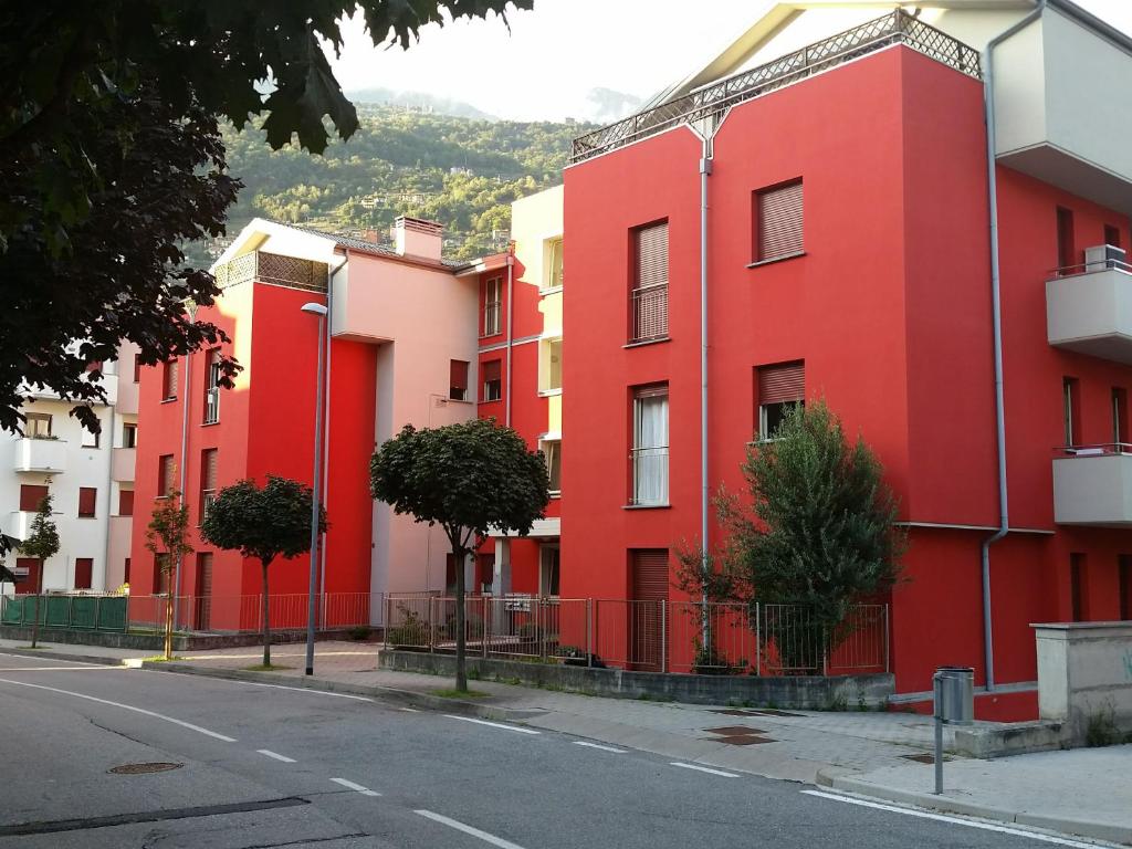 een rood gebouw aan de straatkant bij Morbegno house in Morbegno