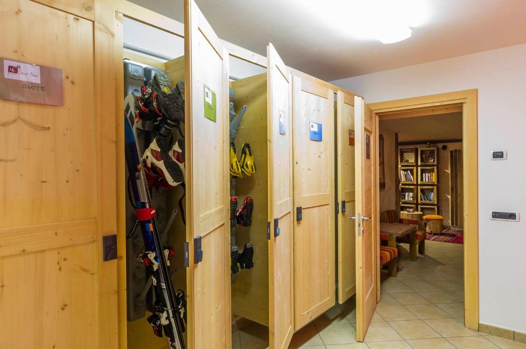 Habitación con taquillas de madera y esquís. en Chalet Nada en Livigno