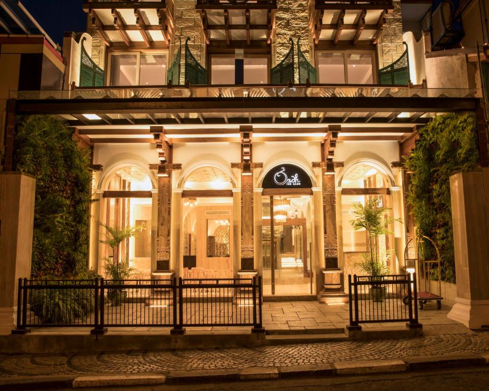 un edificio con una puerta delante de él por la noche en The Radh Hotel en Kandy