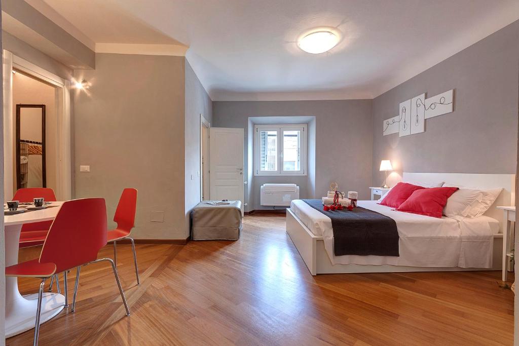 una camera con letto, tavolo e sedie di Mamo Florence - Espresso Apartment a Firenze