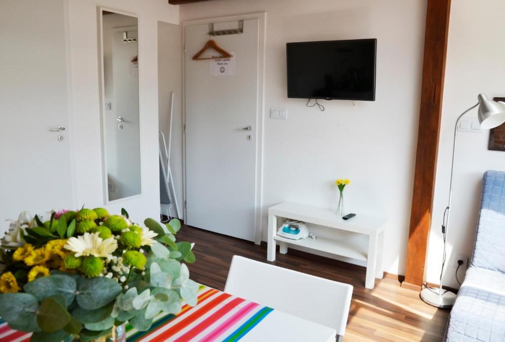 Telewizja i/lub zestaw kina domowego w obiekcie The Republic Apartments
