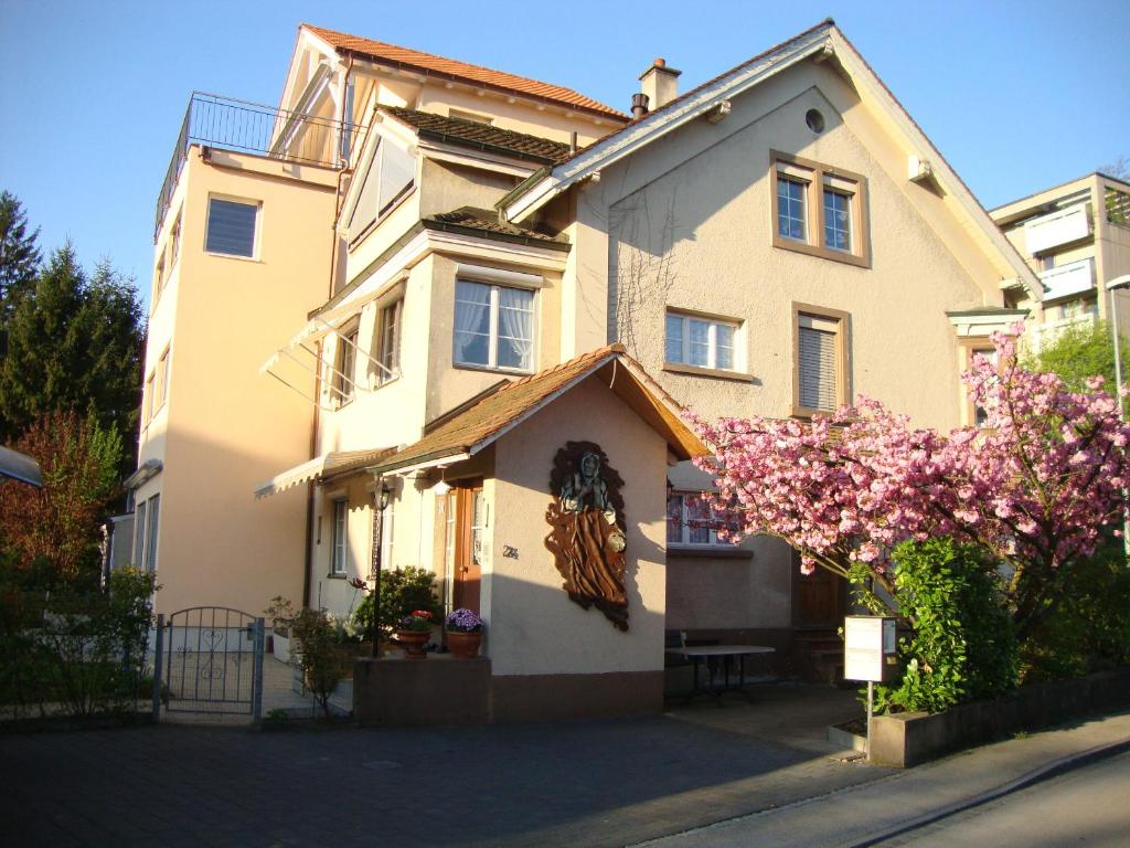 una casa con una corona en la parte delantera en Niros Bed & Breakfast, en Basilea