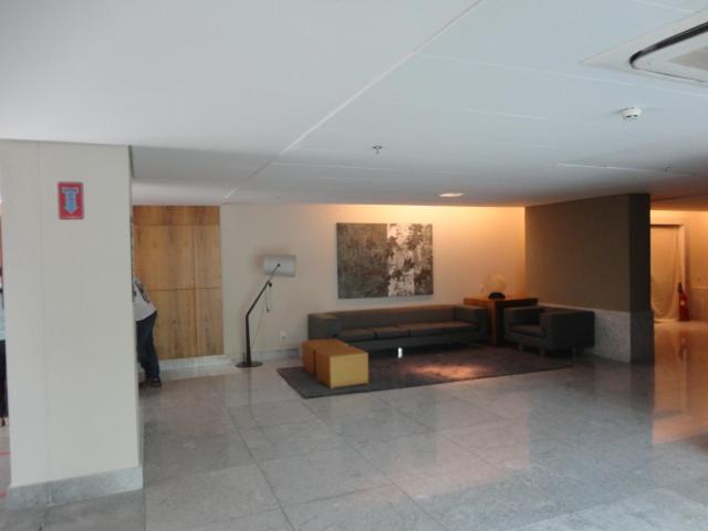 sala de estar con sofá y mesa en Flat de Luxo em Boa Viagem 2 Qtos, en Recife