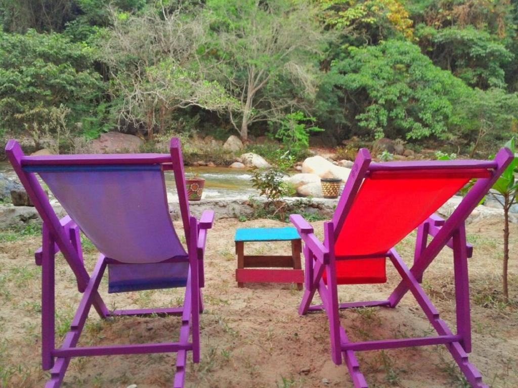 due sedie e un tavolo seduti nella terra di Casa Río Cuale and River Retreat a Puerto Vallarta