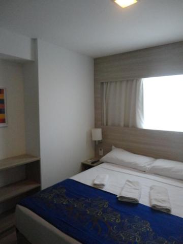 een slaapkamer met een bed met twee handdoeken erop bij Flat Boa Viagem Premium 2qtos in Recife