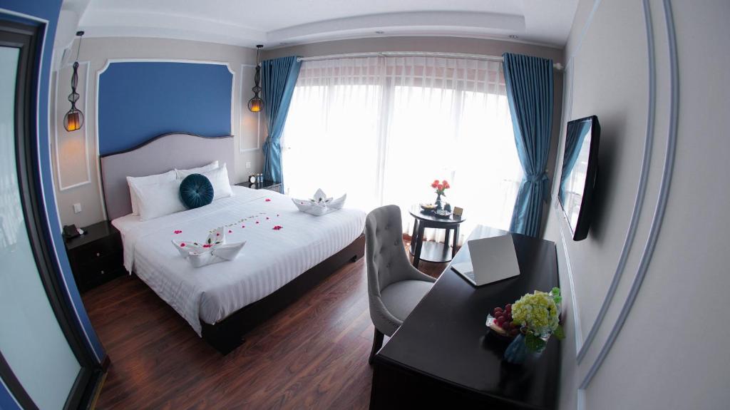 Giường trong phòng chung tại Hanoi La Castela Hotel