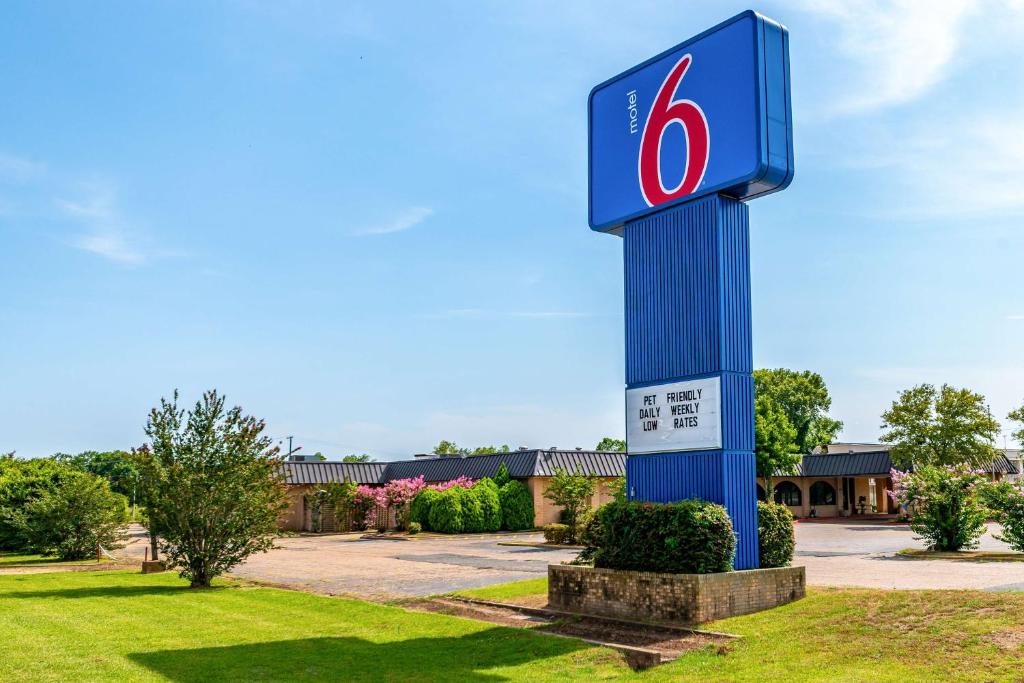 a pepsi sign on a pole in front of a building at Motel 6-Natchitoches, LA in Natchitoches