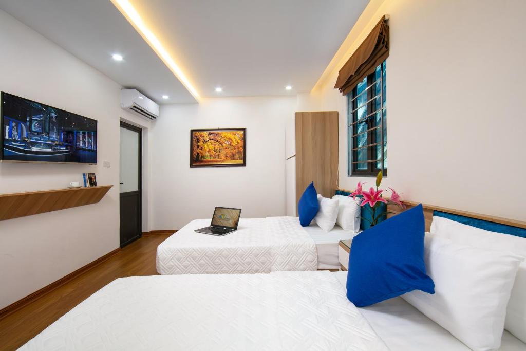 Postel nebo postele na pokoji v ubytování Hanoi Golden Hotel