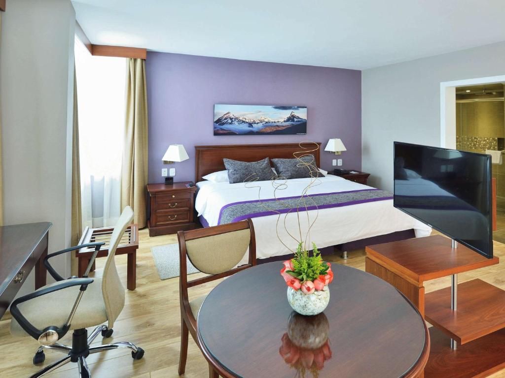 TV a/nebo společenská místnost v ubytování Mercure Alameda Quito