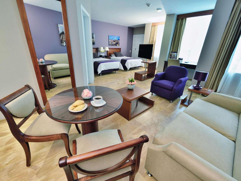 Postel nebo postele na pokoji v ubytování Mercure Alameda Quito