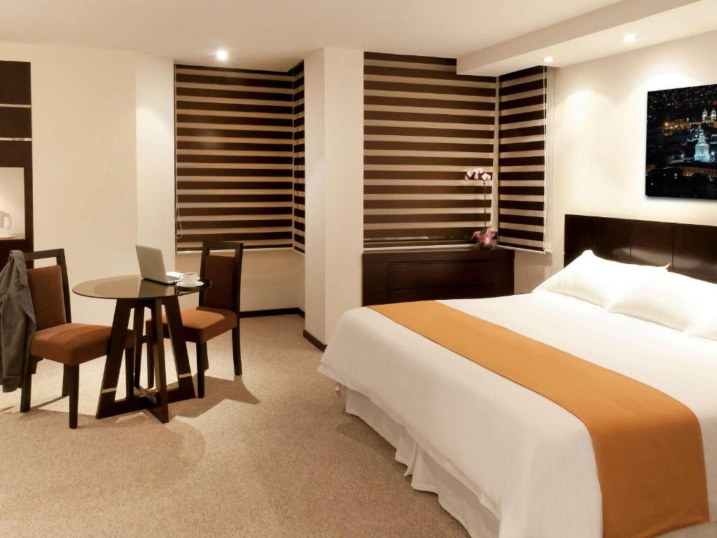 Postel nebo postele na pokoji v ubytování Mercure Alameda Quito