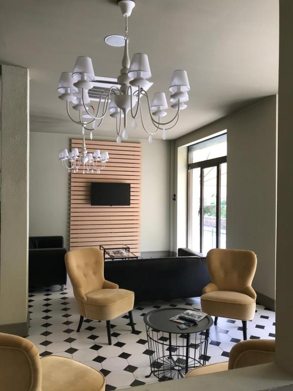 Televízia a/alebo spoločenská miestnosť v ubytovaní Hotel Residence Paradiso