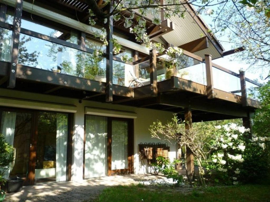 ein Haus mit Balkon darüber in der Unterkunft Traumzimmer im Pfälzer Wald in Neustadt an der Weinstraße