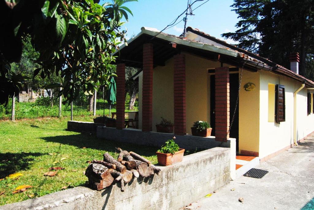 een klein huis met een steunmuur ervoor bij L'albero delle noci in Lanciano
