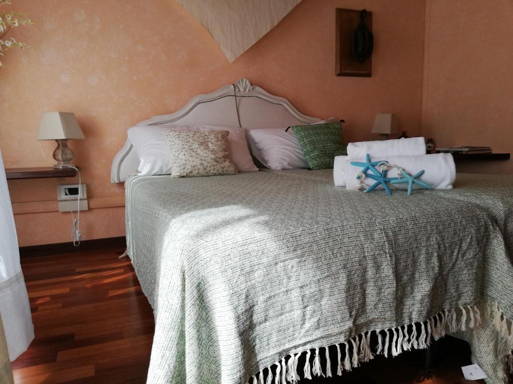 1 dormitorio con 1 cama grande en una habitación en Il Veliero Romantico en Venecia