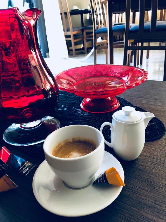 Příslušenství pro přípravu čaje a kávy v ubytování Hotel Aplo - Breakfast Experience