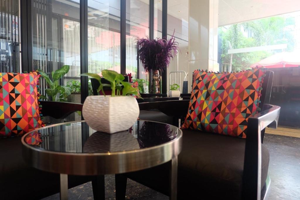Posezení v ubytování The Lantern Resorts Patong - SHA Extra Plus