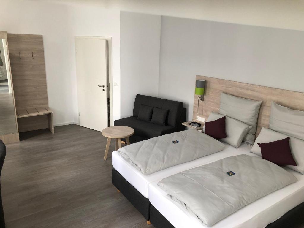 Postel nebo postele na pokoji v ubytování Landhotel Zur Bretzel