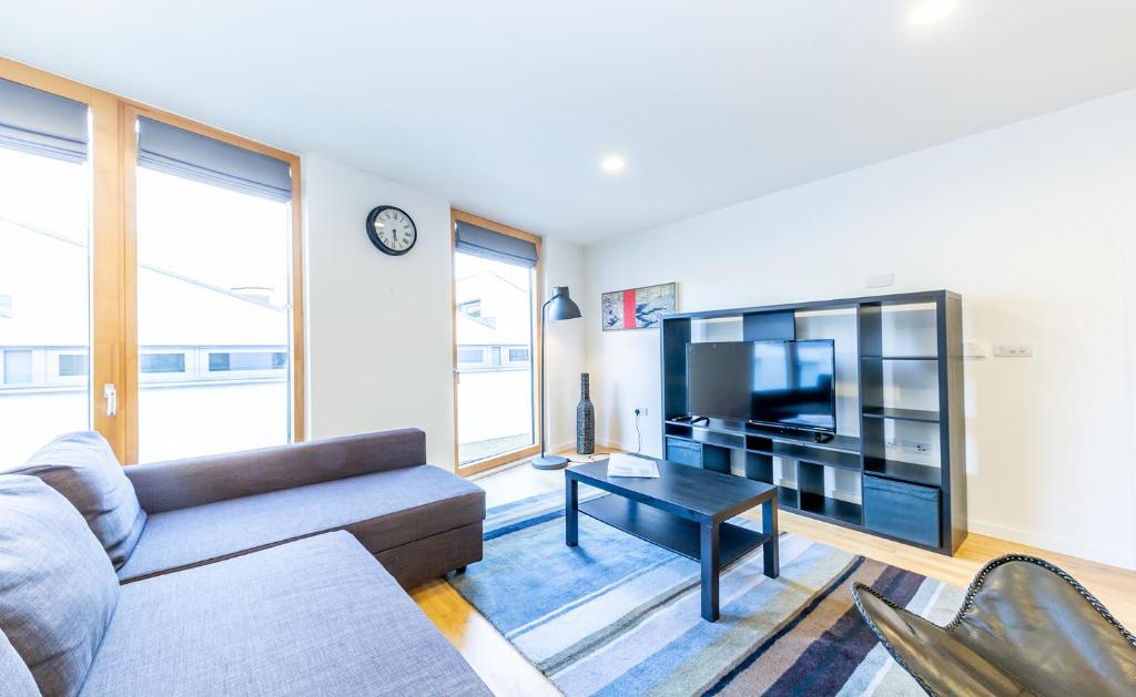 TV a/nebo společenská místnost v ubytování 1 Bedroom Stylish Apartment near Regents Park FREE WIFI & AIRCON by City Stay Aparts London