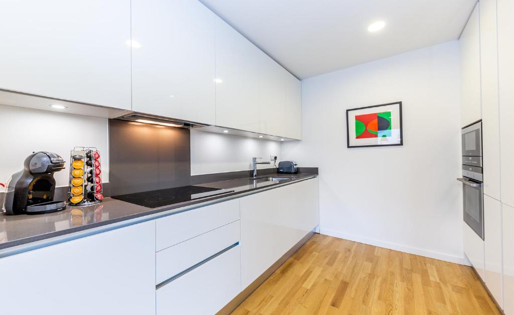 Kuchyň nebo kuchyňský kout v ubytování 1 Bedroom Stylish Apartment near Regents Park FREE WIFI & AIRCON by City Stay Aparts London