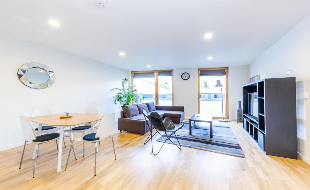 Posezení v ubytování 1 Bedroom Stylish Apartment near Regents Park FREE WIFI & AIRCON by City Stay Aparts London