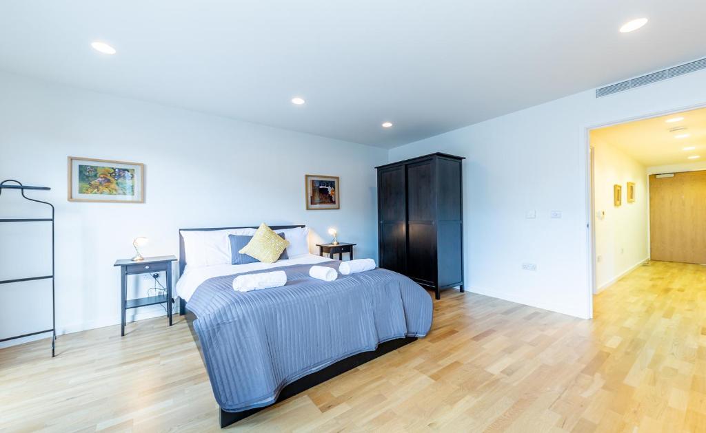 Postel nebo postele na pokoji v ubytování 1 Bedroom Stylish Apartment near Regents Park FREE WIFI & AIRCON by City Stay Aparts London