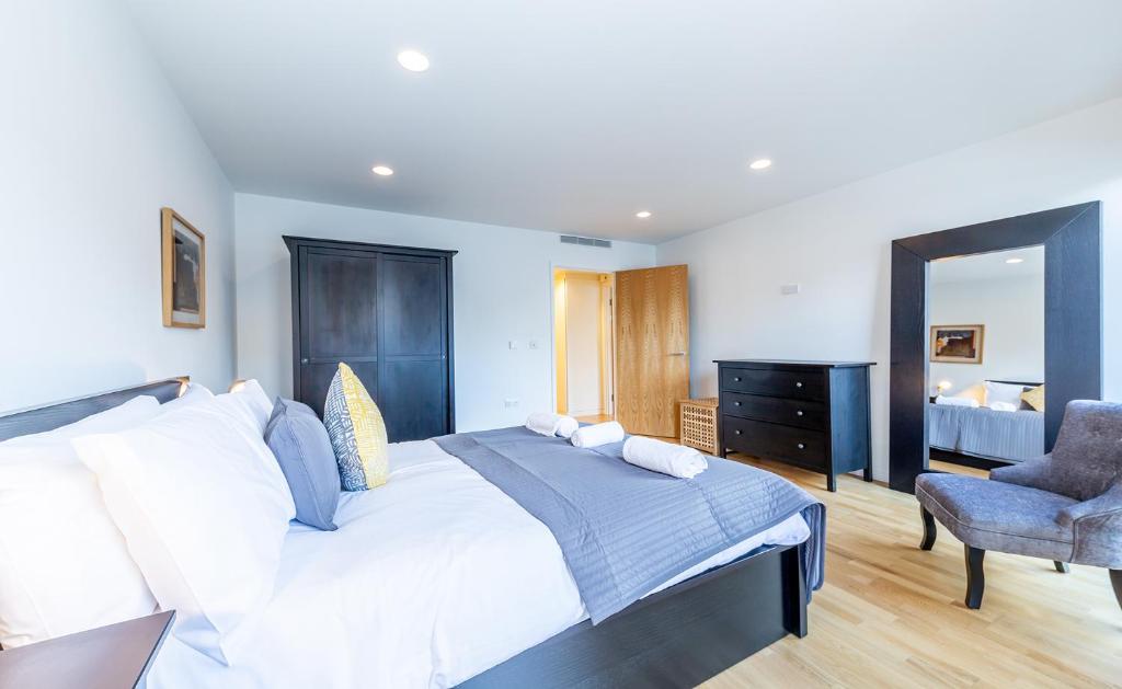 Postel nebo postele na pokoji v ubytování 1 Bedroom Stylish Apartment near Regents Park FREE WIFI & AIRCON by City Stay Aparts London