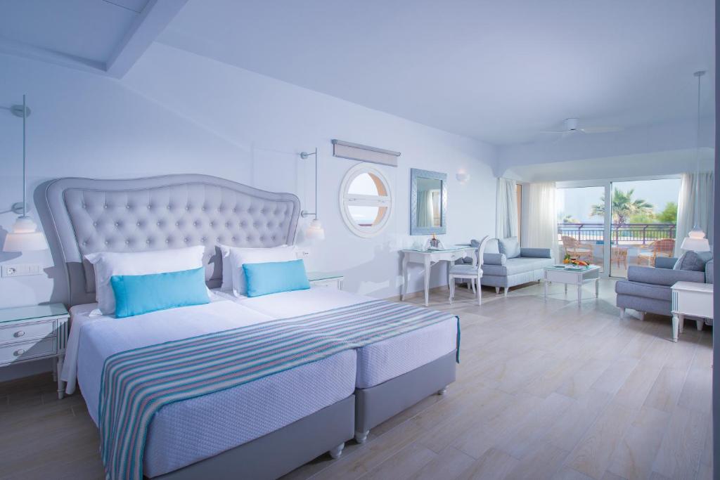 Postel nebo postele na pokoji v ubytování Rethymno Palace