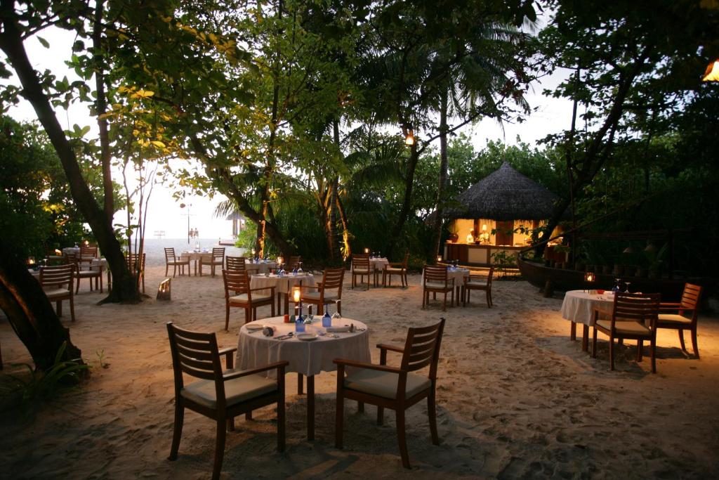 Restaurace v ubytování Coco Palm Dhuni Kolhu - 20 percent off roundtrip Seaplane for stays from 1 May to 30 September 2025